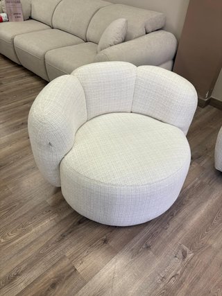 Butaca giratoria de tela beige