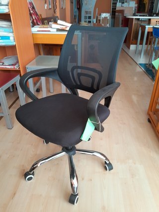 Silla de escritorio giratoria negra