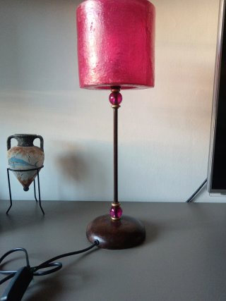 Lámpara de mesa con pantalla rosa