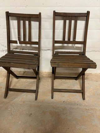 Pareja de sillas plegables de madera