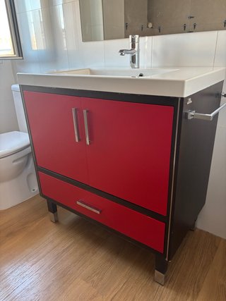 Mueble de baño con lavabo y grifo