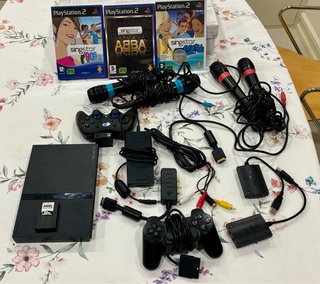 Consola PlayStation 2 con accesorios y juegos
