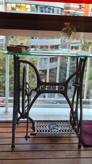 Mesa auxiliar con pie de máquina vintage
