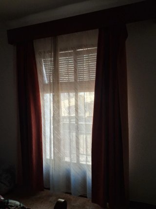 Cortinas y ropa mesilla rojo y azul y visillos