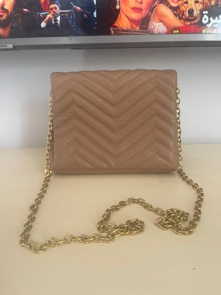 Bolso acolchado beige con cadena dorada