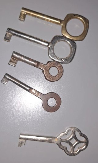 Set de 5 llaves antiguas para armario
