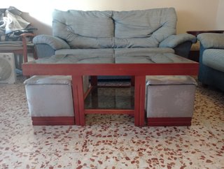 Mesa de salón con 2 taburetes