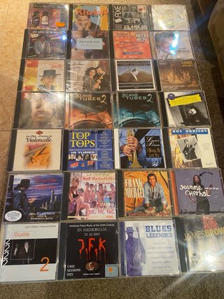 Lote de 28 CDs de música variada