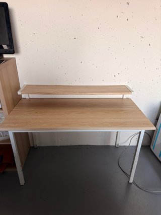 Mesa de escritorio con estante superior