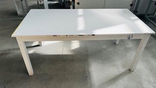 Mesa de trabajo de madera blanca