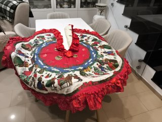 Pie de árbol de Navidad con estampado