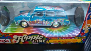 Maisto VW 1600 Squareback Hippie Line 1:24