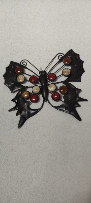 Mariposa decorativa de metal y piedras
