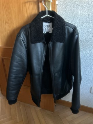 Chaqueta Zara Negra con Cuello de Borreguillo