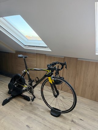 Bicicleta de Carretera Giant y Rodillo Elite xr-t