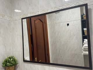 Espejo de baño con marco de madera