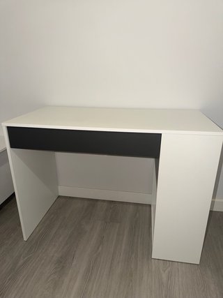 Escritorio de estudio blanco y negro