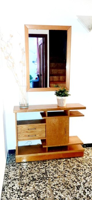 Recibidor de madera con espejo