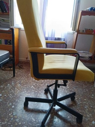 Silla de oficina amarilla de tela.