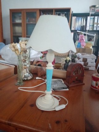 Lámpara de mesa con pantalla de ondas