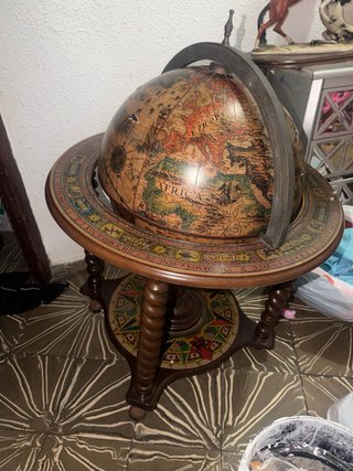 Mueble Bar Antiguo con Globo Terráqueo