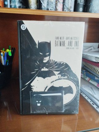 Batman año uno ed blanco y negro incluye tarjetero