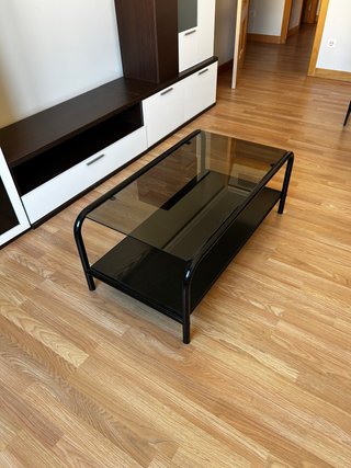 Mesa de centro con estructura metálica