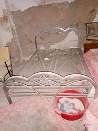 Cama antigua de metal plateado