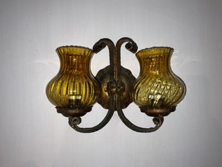 Aplique de pared de hierro con dos luces
