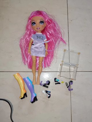 Muñeca con accesorios