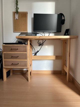 Escritorio de madera con cajonera