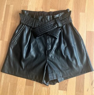 Pantalón corto efecto piel negro