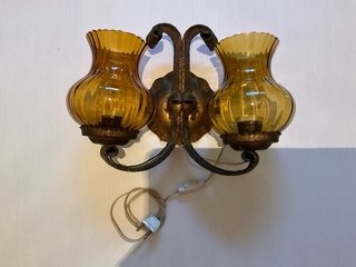 Aplique de pared de hierro con dos luces