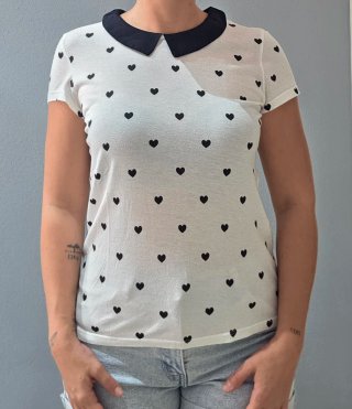 Camiseta Blanca con Estampado de Corazones