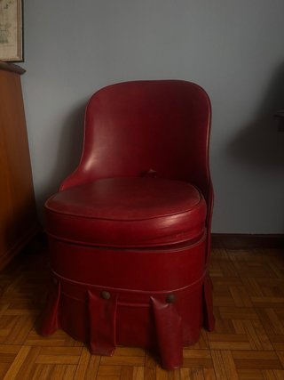 Silla Antigua de Cuero Rojo