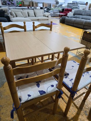 Mesa de comedor con 4 sillas