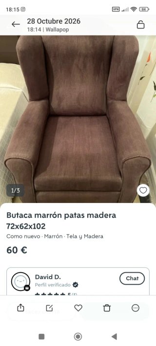 Butaca marrón con patas de madera