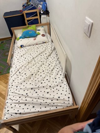 Cama infantil con barrera de seguridad y colchón