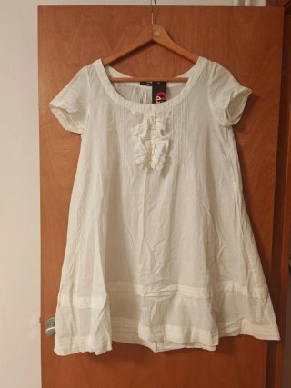 Vestido blanco con detalles de volantes