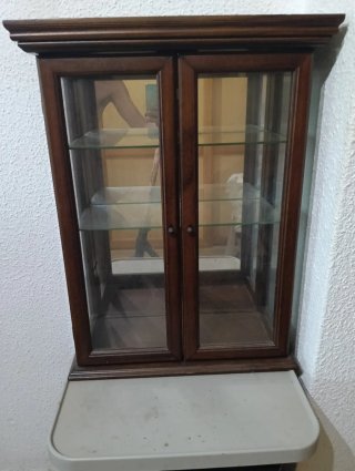 Mueble expositor de madera y cristal