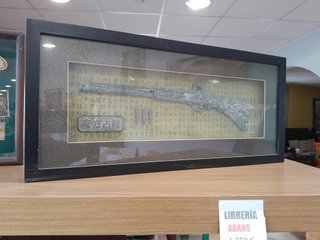 Cuadro Decorativo con Réplica de Pistola