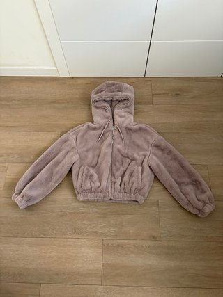 Cazadora de pelo lila con capucha