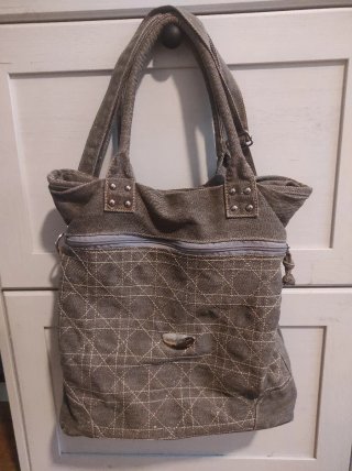 Bolso de mano gris con diseño geométrico