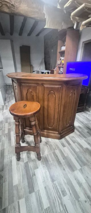 Barra de bar de madera con 2 taburetes