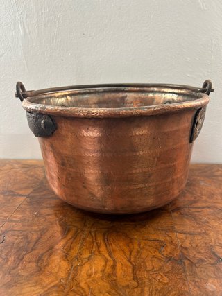 Antiguo caldero de cobre con asa de hierro