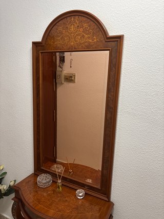 Entradita con espejo de madera