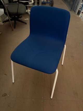 Silla Azul con Estructura Blanca