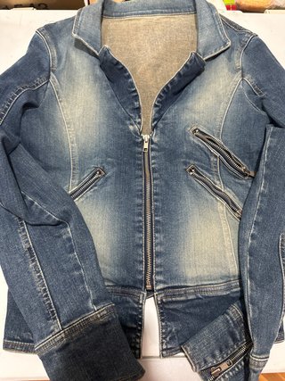 Chaqueta vaquera con cremalleras