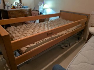 Cama articulada con estructura de madera y colchón