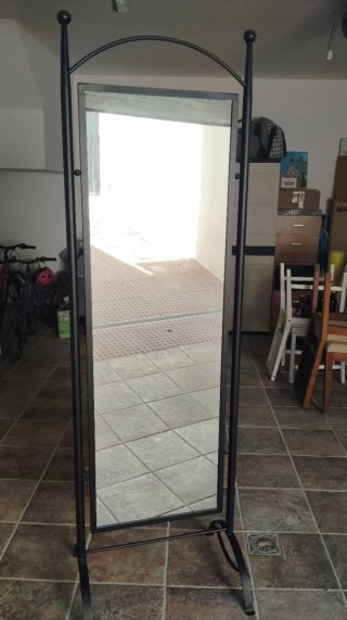 Espejo de pie con estructura metálica